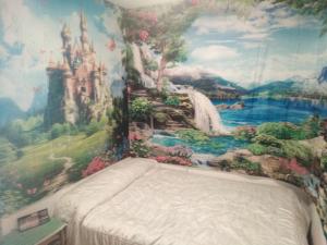 ein Schlafzimmer mit einem Burgmotiv an der Wand in der Unterkunft 3 Bed House Sleeps 6 with Pet-Friendly Garden in Corme-Puerto