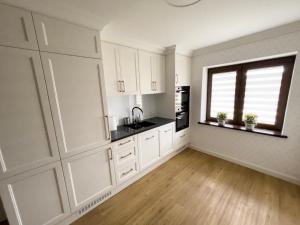 Η κουζίνα ή μικρή κουζίνα στο Apartamenty Baltic Lodge