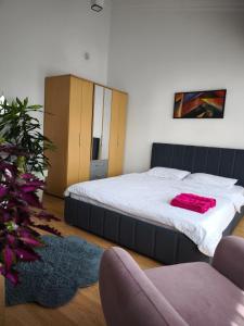 Postel nebo postele na pokoji v ubytování Prishtina Urban Apartment