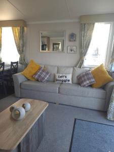 Silver 3 Bed Static Caravan With Patio的休息区