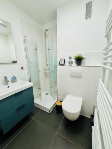 Ένα μπάνιο στο Ferienwohnung "Dahme & Strandkorb"
