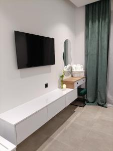 TV o dispositivi per l'intrattenimento presso Azure Mirage Home Adults Only Private Seaside Villa w Garden and Parking