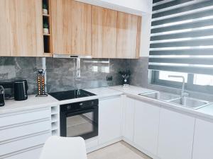 Cucina o angolo cottura di Azure Mirage Home Adults Only Private Seaside Villa w Garden and Parking