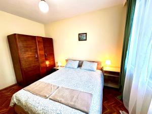 een slaapkamer met een bed met twee blauwe kussens bij Ssenyange City Apartment in Varna