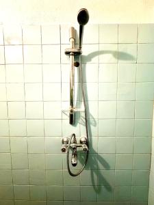 een douche in een badkamer met witte tegels bij Ssenyange City Apartment in Varna +13 foto's