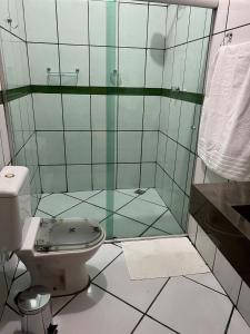 ボン・ジェズス・ダ・ラパにあるCasa do umbuzeiroのトイレとガラスのシャワー付きのバスルーム +22枚の写真
