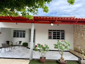 ボン・ジェズス・ダ・ラパにあるCasa do umbuzeiroの赤い屋根の家