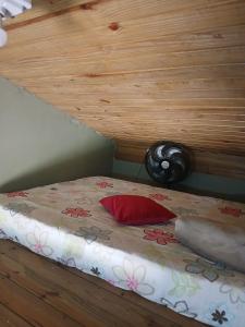 インビトゥバにあるTatiane cristinoの階段の下に赤い枕が置かれたベッド