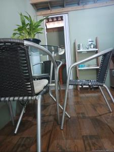 インビトゥバにあるTatiane cristinoの鉢植えの椅子2脚とテーブル