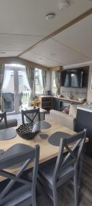 Silver 3 Bed Static Caravan With Patio的休息区