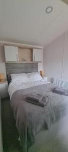 Postel nebo postele na pokoji v ubytování Silver 3 Bed Static Caravan With Patio + 37 fotografií