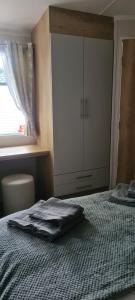 Silver 3 Bed Static Caravan With Patio客房内的一张或多张床位