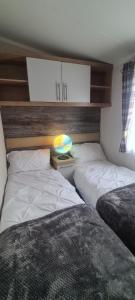 Silver 3 Bed Static Caravan With Patio客房内的一张或多张床位