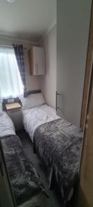 Silver 3 Bed Static Caravan With Patio客房内的一张或多张床位