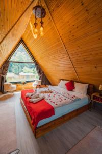 a bed in a room with a wooden ceiling at Kolat Bungalov in Sapanca