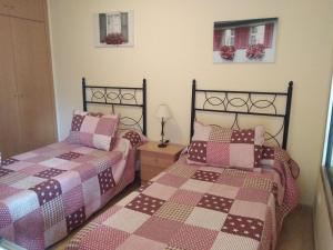 a bedroom with two twin beds and a window at Vivienda Vacacional Mirador de La Villa in San Sebastián de la Gomera