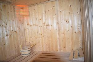 Habitación con pared de madera y cubo en Villa Green Relax, en Gornji Mihaljevec