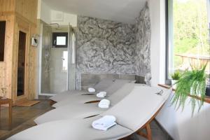 una mesa blanca con toallas en una habitación en Villa Green Relax, en Gornji Mihaljevec