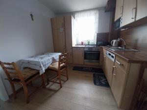 Η κουζίνα ή μικρή κουζίνα στο at Silva's place +15 φωτογραφίες