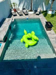 Bazén v ubytování Lit King, Netflix & Piscine, Propre & Neuf nebo v jeho okolí