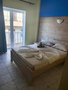 ein großes Bett in einem Schlafzimmer mit Fenster in der Unterkunft Hotel Ifigenia Paralia Katerinis plaz in Paralia Katerinis + 94 Fotos