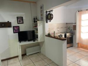 a kitchen with a stove and a tv in it at Casa Color in Florida
