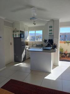 Kuchyň nebo kuchyňský kout v ubytování Hermanus Beach Club 150