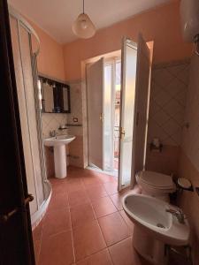 Ένα μπάνιο στο L'Orologio Guest House