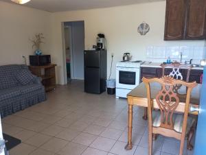 Kuchyň nebo kuchyňský kout v ubytování Ocean Avenue Inn