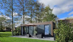 UreterpTiny House 14的一座带庭院和遮阳伞的小房子