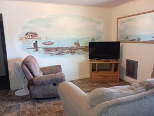 TV a/nebo společenská místnost v ubytování Ocean Avenue Inn