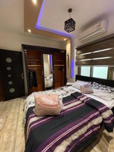 a bedroom with a bed with a bag on it at pyramids in ‘Ezbet `Abd el-Ḥamîd