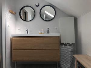 a bathroom with a sink and a mirror on the wall at PETITE MAISON à 100M DE LA MER ET DU CENTRE VILLE in Concarneau