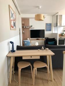 a living room with a table and two chairs at PETITE MAISON à 100M DE LA MER ET DU CENTRE VILLE in Concarneau