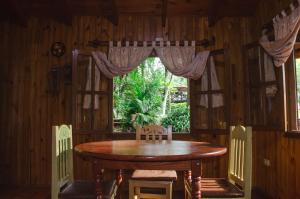 a dining room with a table and a window at Canto de Pájaros in Wanda