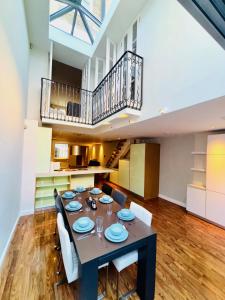 a dining room and kitchen with a table and chairs at Elegant and Modern 3-Bedroom Victorian House in Westminster, London in London