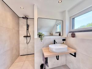 Koupelna v ubytování TOP! Neu saniertes Apartment "Anton", direkt am Ruhrtalradweg in Arnsberg - Neheim
