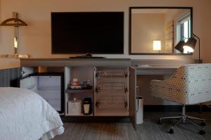 TV a/nebo společenská místnost v ubytování Snoqualmie Inn by Hotel America