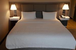 Postel nebo postele na pokoji v ubytování Snoqualmie Inn by Hotel America