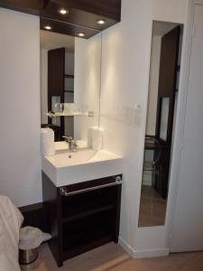 Ett badrum på Hotel Primo Colmar Centre