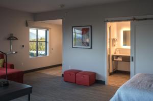 Postel nebo postele na pokoji v ubytování Snoqualmie Inn by Hotel America