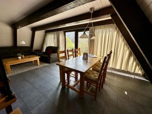 a wooden table and chairs in a living room at Natur Pur-Waldurlaub im Tiny House in Ronshausen