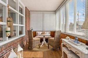 Et opholdsområde på Harris Ave Hideaway Private Deck Near Marina