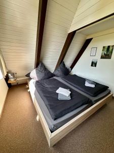 a bed in a small room in a house at Natur Pur-Waldurlaub im Tiny House in Ronshausen