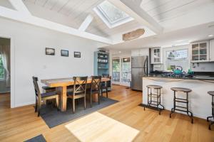 Køkken eller tekøkken på 8 Min Walk to Basin Screened Porch Plum Puddin + 38 billeder