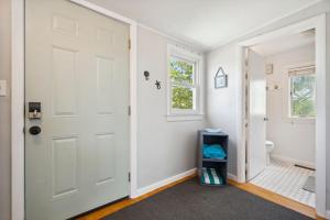 Et badeværelse på 8 Min Walk to Basin Screened Porch Plum Puddin