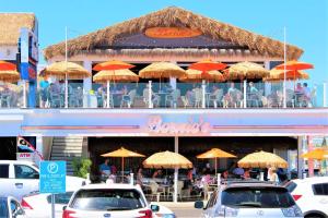 Restaurace v ubytování Island Escape Steps to Beach AC Updated