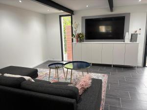 エマルグにあるMaison de standing proche de la merのソファとテレビのあるリビングルーム