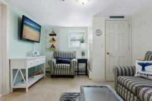 ソールズベリーにあるSteps to Beach Salisbury Shore House #1 ACのリビングルーム(椅子2脚、ソファ付) +32枚の写真