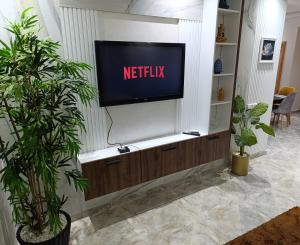 布兹尼盖Appartement Golden Beach-Dahomey的墙上的电视,上面写着网格